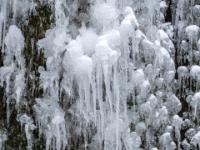 Schwebenden Geistern gleiche Eisfiguren an Wasserfall im Lochgrabenbach